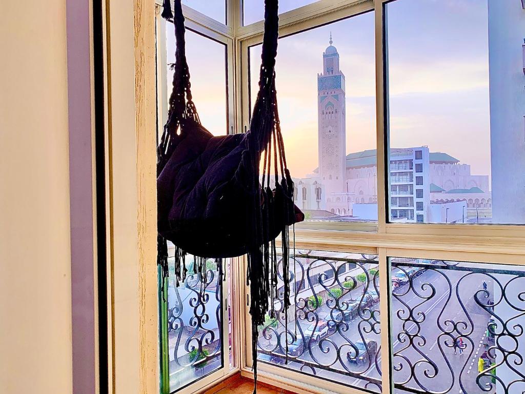 un sac suspendu à une fenêtre dans une pièce dans l'établissement Sab 11 - Superb view. Nice 2 bedrooms in front of the mosque Hassan 2. Prime location, à Casablanca