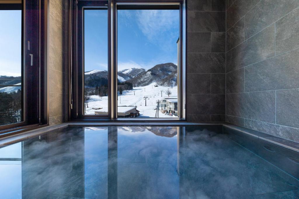 Nespecifikovaný výhled na hory nebo výhled na hory při pohledu z aparthotelu