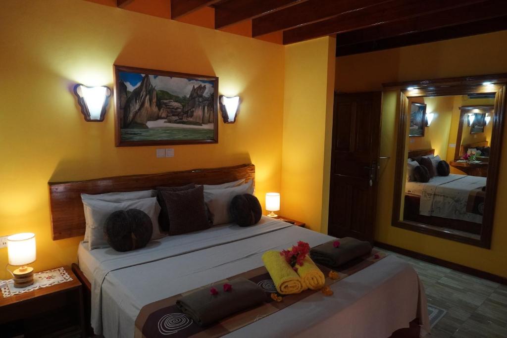 Postel nebo postele na pokoji v ubytování Anse Kerlan Beach Chalets