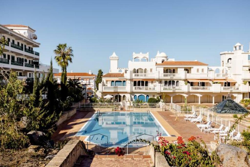ein großes Haus mit Pool davor in der Unterkunft New Apartment Sherezade Tenerife in Puerto de la Cruz