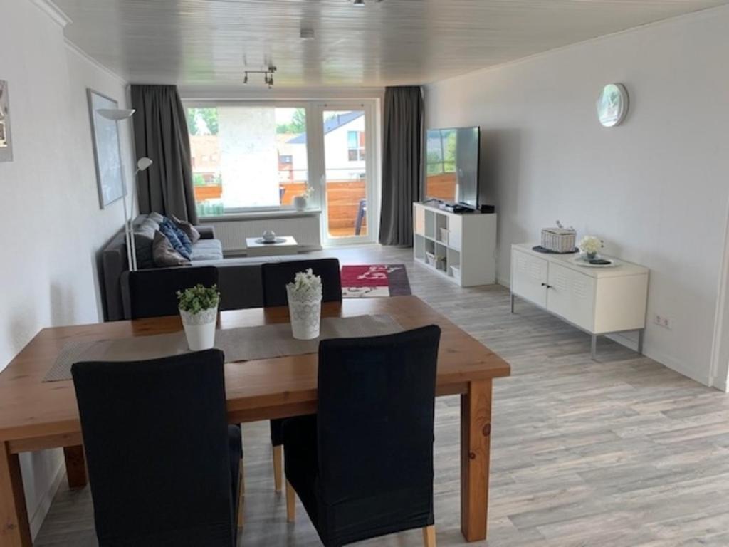 a dining room with a table and a living room at Apartment zur Schuntermühle in Lehre