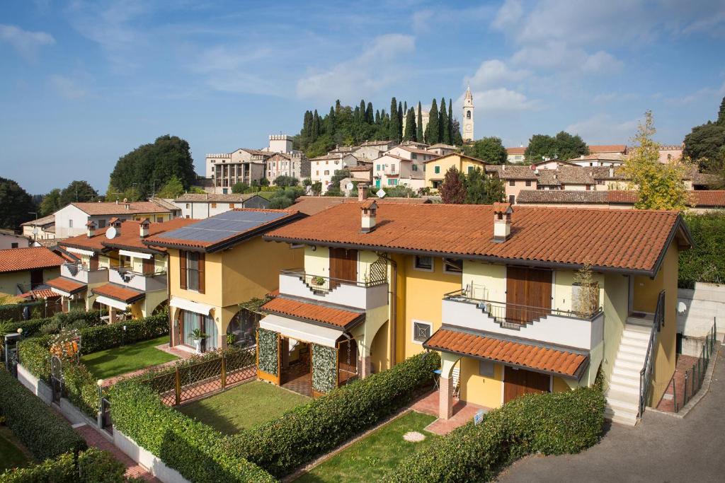 uma vista aérea de uma casa numa aldeia em Casa Cariza-Appartamento con piscina em Colà di Lazise