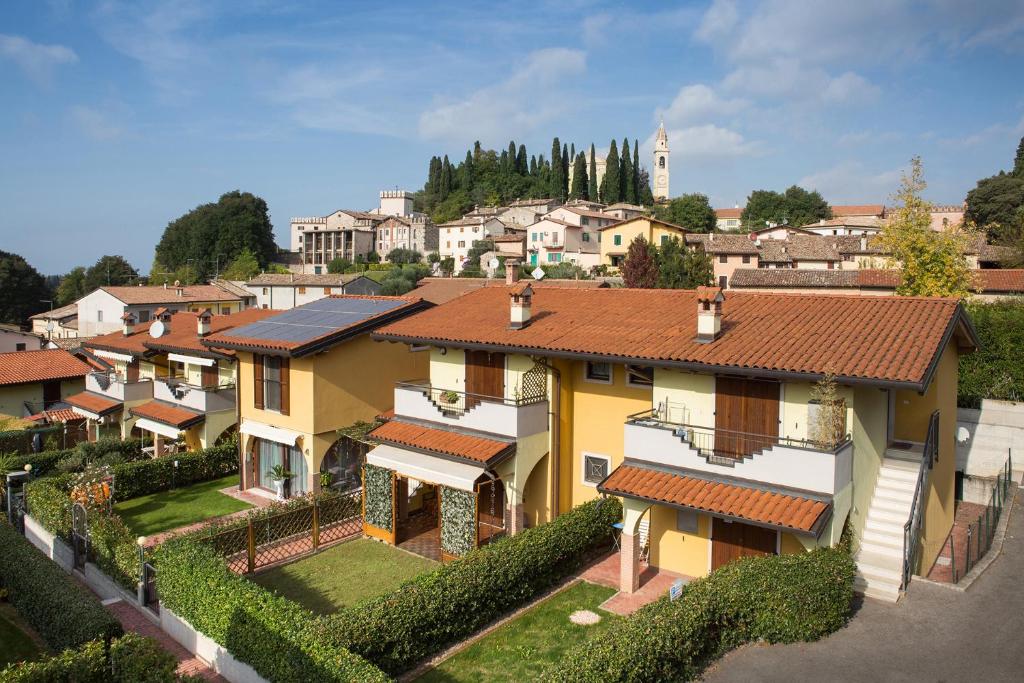 an aerial view of a house in a village at Casa Cariza-Appartamento con piscina in Colà di Lazise