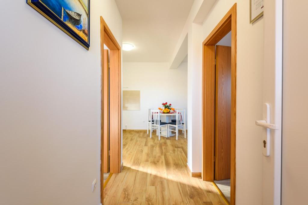 TV a/nebo společenská místnost v ubytování APARTMAN ANA, METKOVIĆ