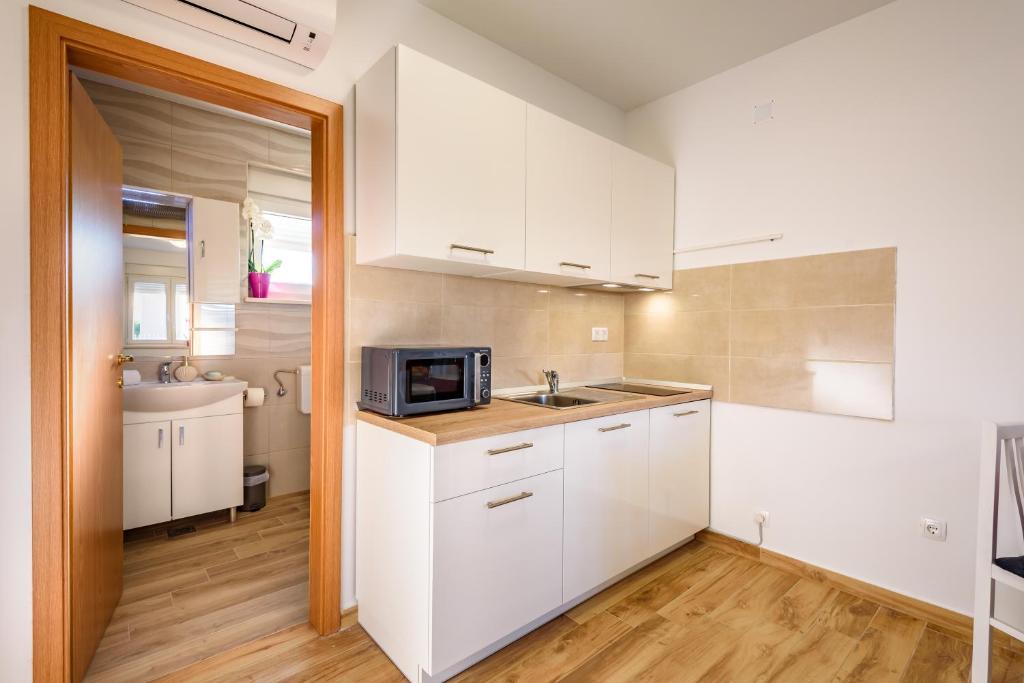 Kuchyň nebo kuchyňský kout v ubytování APARTMAN ANA, METKOVIĆ