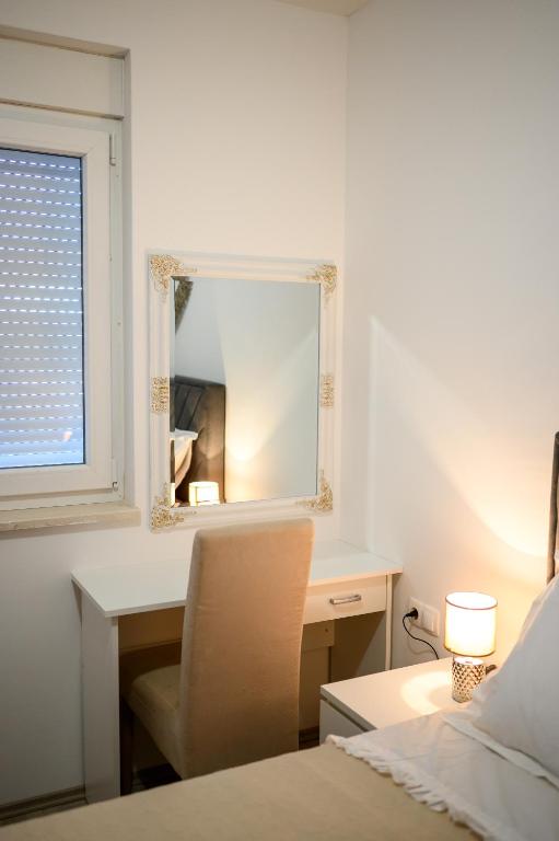 Postel nebo postele na pokoji v ubytování APARTMAN ANA, METKOVIĆ