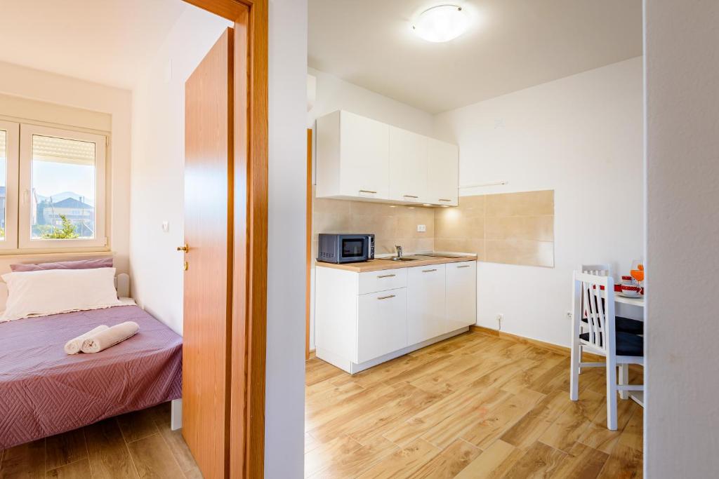 Kuchyň nebo kuchyňský kout v ubytování APARTMAN ANA, METKOVIĆ