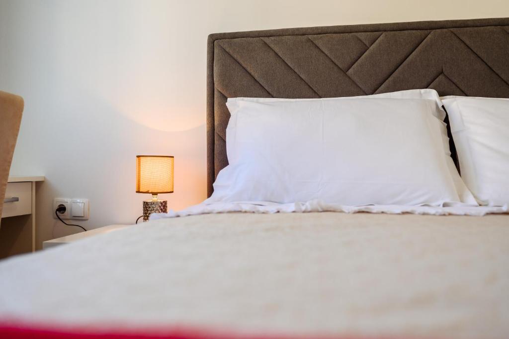 Postel nebo postele na pokoji v ubytování APARTMAN ANA, METKOVIĆ