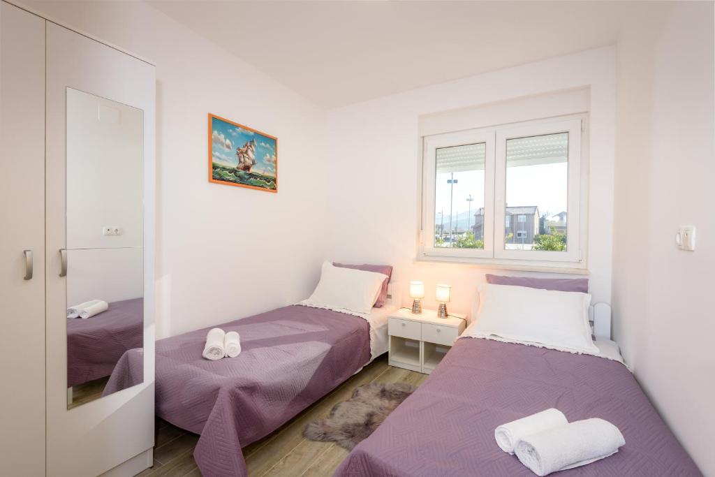 Postel nebo postele na pokoji v ubytování APARTMAN ANA, METKOVIĆ