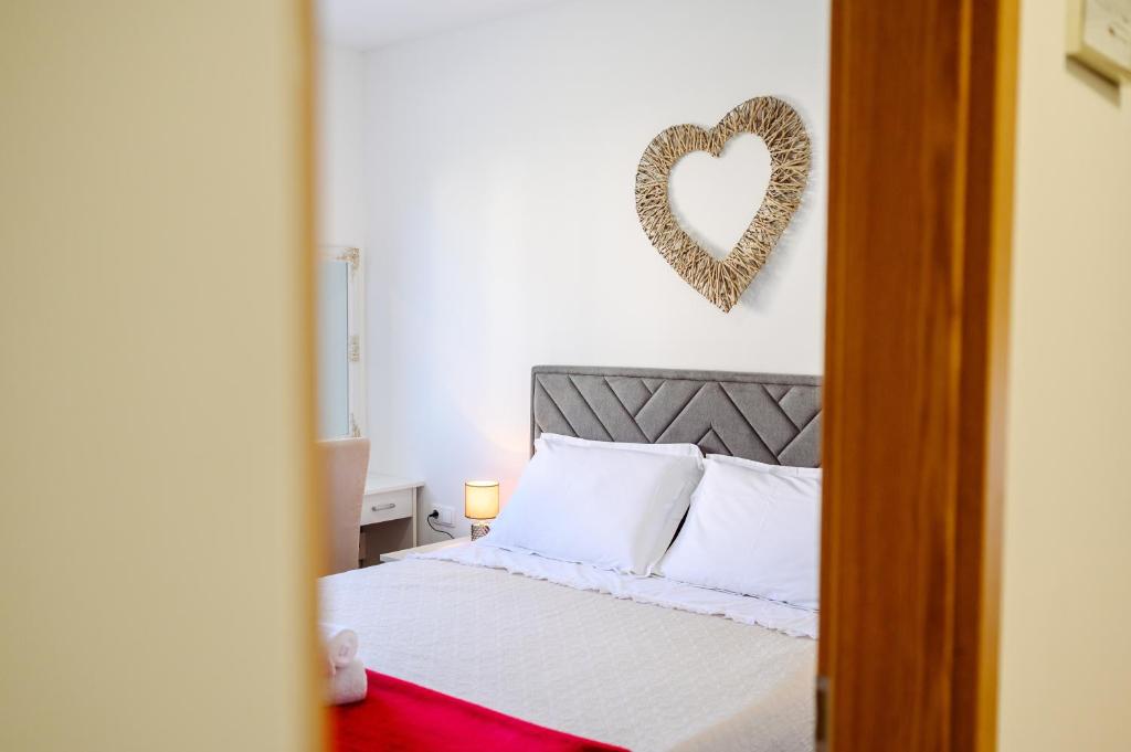 Postel nebo postele na pokoji v ubytování APARTMAN ANA, METKOVIĆ