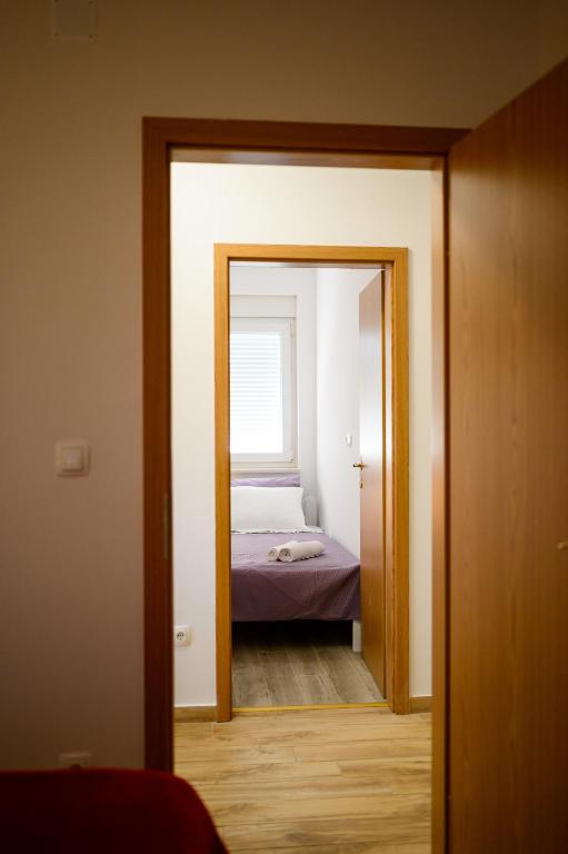 Postel nebo postele na pokoji v ubytování APARTMAN ANA, METKOVIĆ