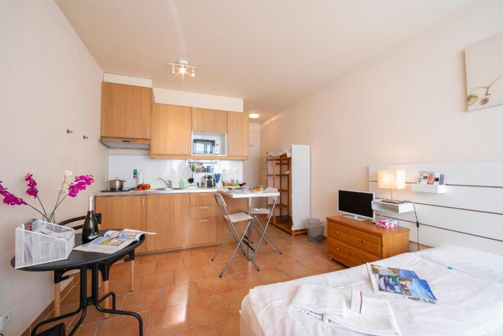 a room with a kitchen and a living room at Apartments Gelsomino, Orchidea and Magnolia in Castagnola