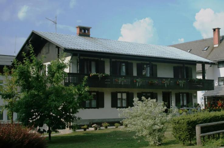 una gran casa blanca con techo negro en Family Home, Bohinj - Bled, en Bohinj