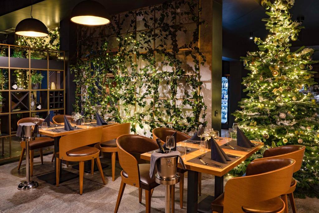 Reštaurácia alebo iné gastronomické zariadenie v ubytovaní Hotel Degenija