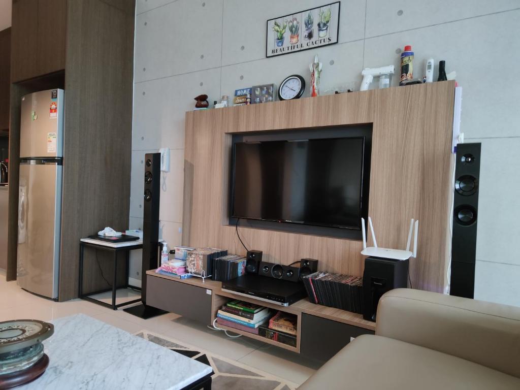 TV a/nebo společenská místnost v ubytování Kumkum Homestay Studio