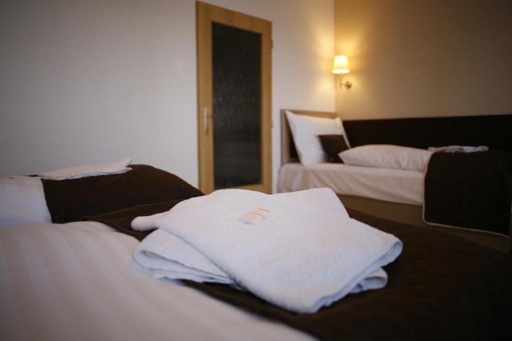 Postel nebo postele na pokoji v ubytování Hotel Pod Vlekem