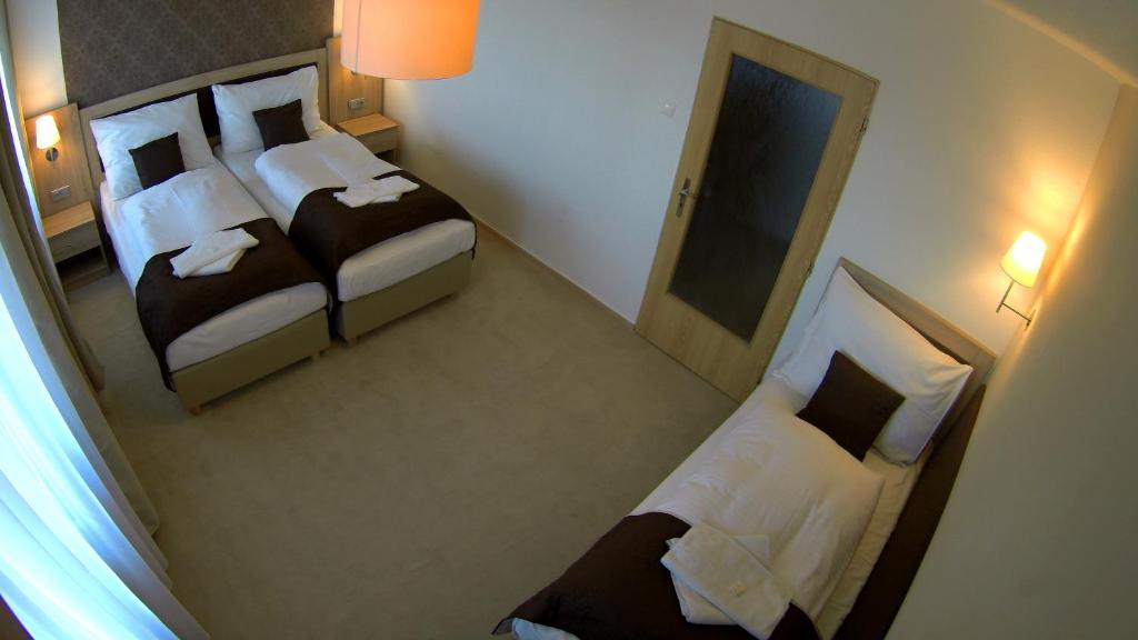 Postel nebo postele na pokoji v ubytování Hotel Pod Vlekem