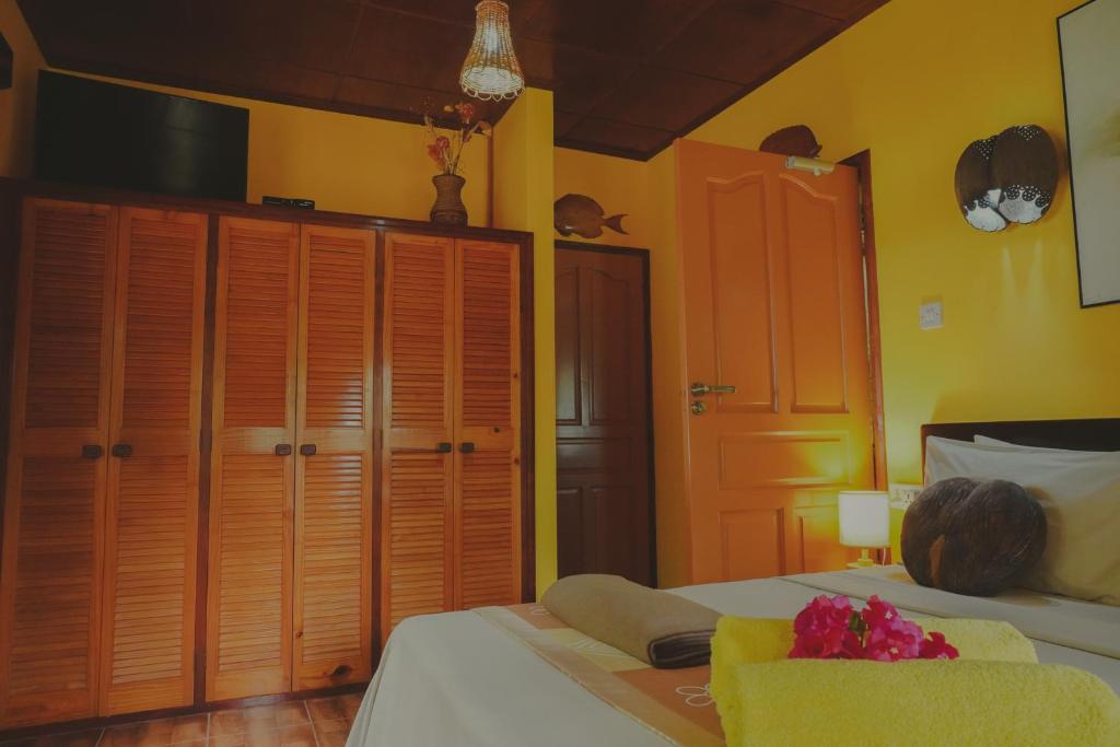 Postel nebo postele na pokoji v ubytování Anse Kerlan Beach Chalets