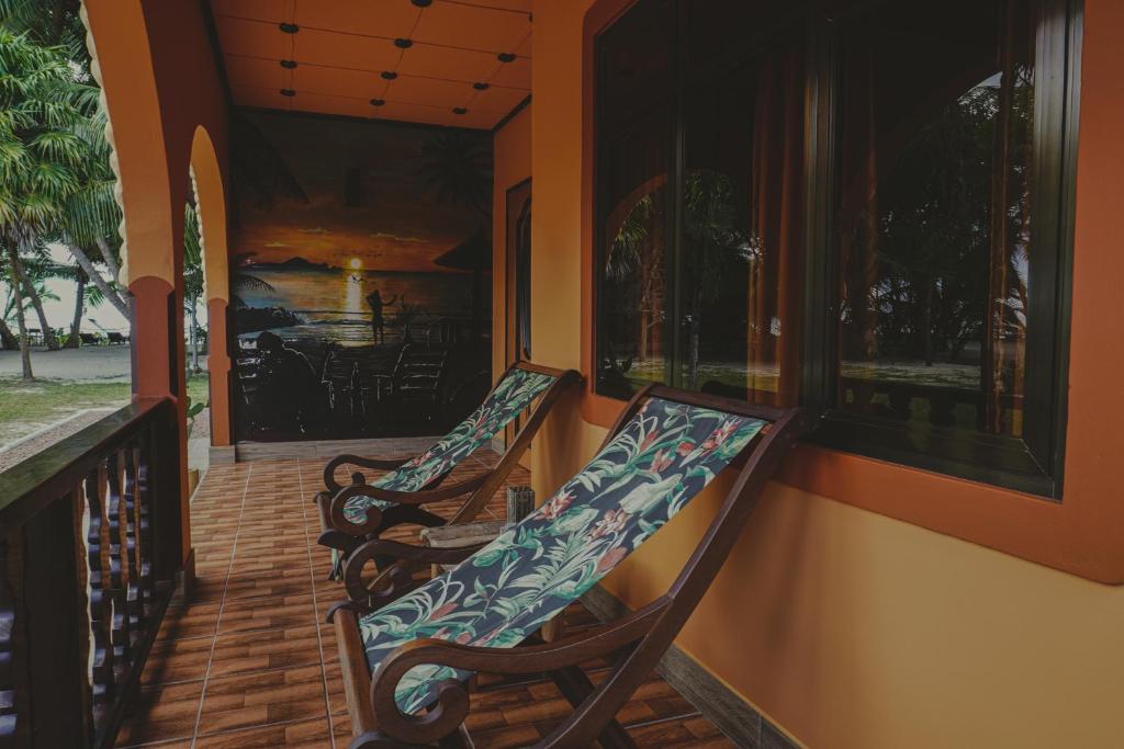 Posezení v ubytování Anse Kerlan Beach Chalets