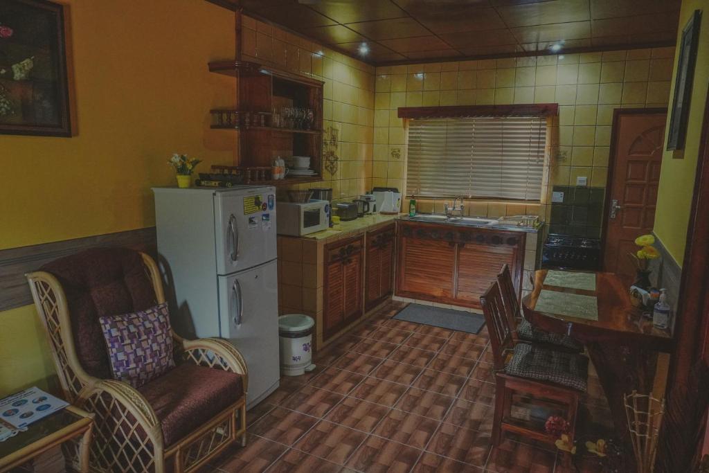 Kuchyň nebo kuchyňský kout v ubytování Anse Kerlan Beach Chalets