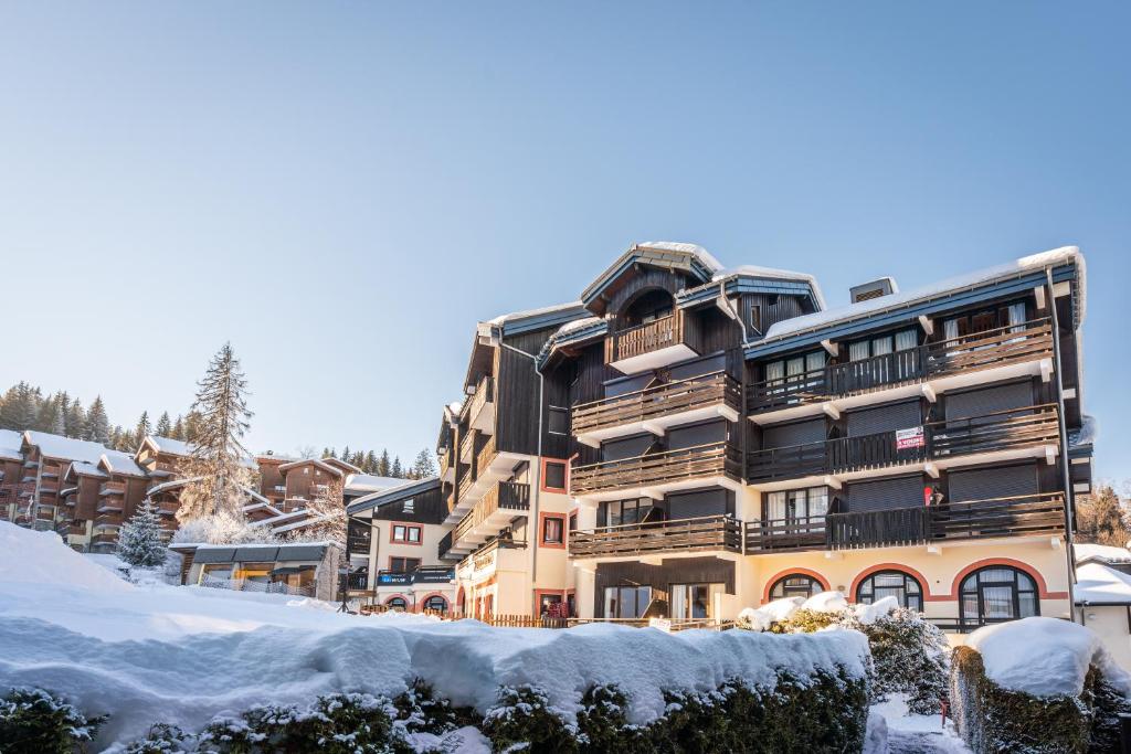 a large building with snow on the ground at Vacancéole - Résidence Grand Morillon in Morillon