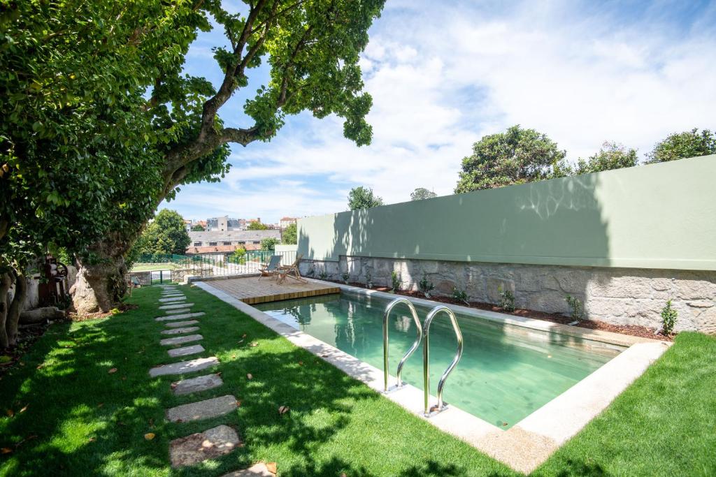 a swimming pool in the yard of a house at bnapartments Cedofeita in Porto