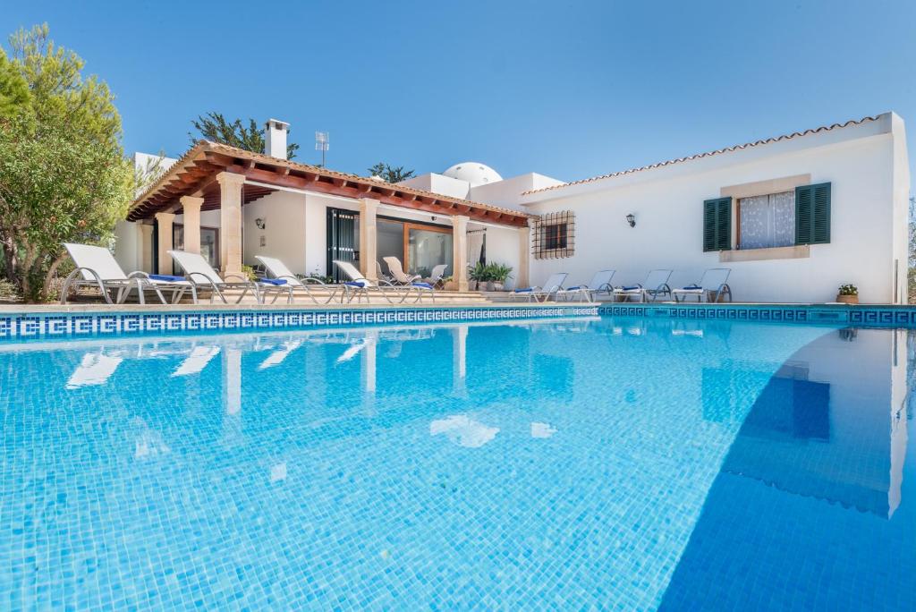Bazén v ubytování Villa Sa Punta des Far nebo v jeho okolí