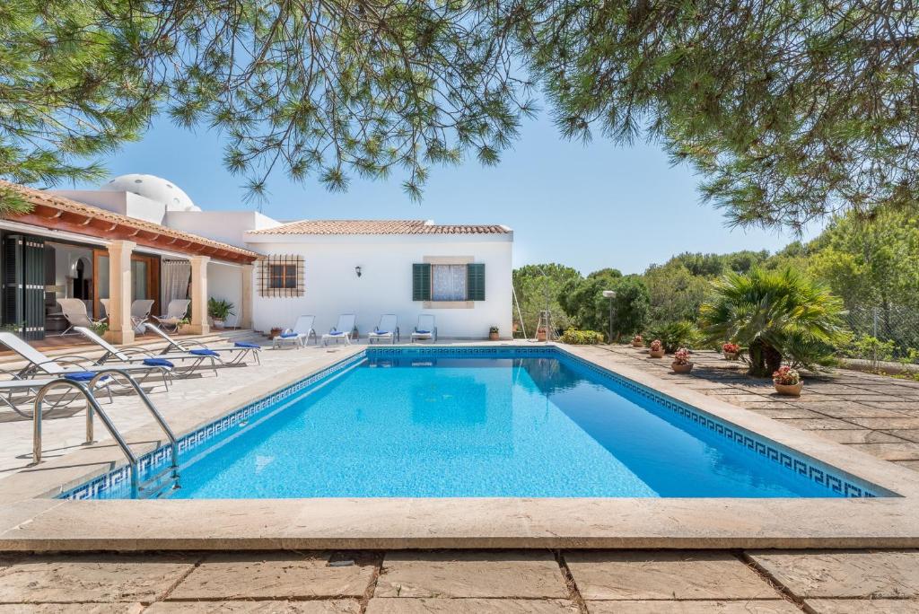 Bazén v ubytování Villa Sa Punta des Far nebo v jeho okolí