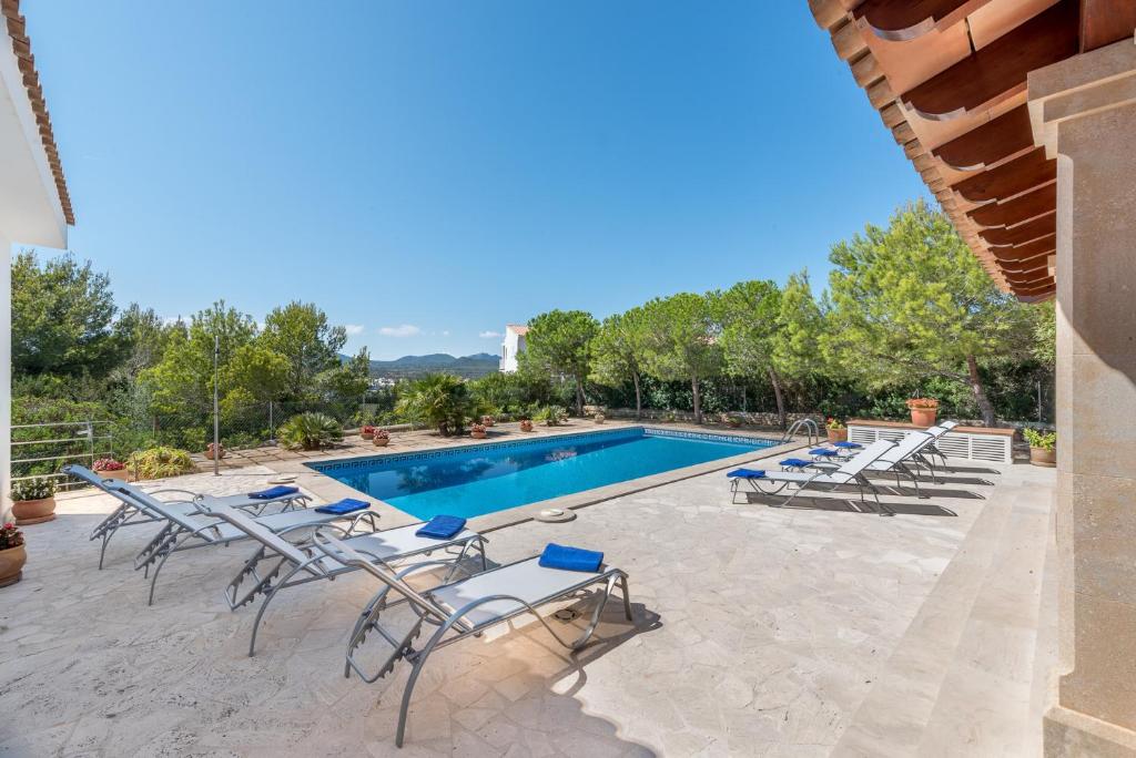 Bazén v ubytování Villa Sa Punta des Far nebo v jeho okolí