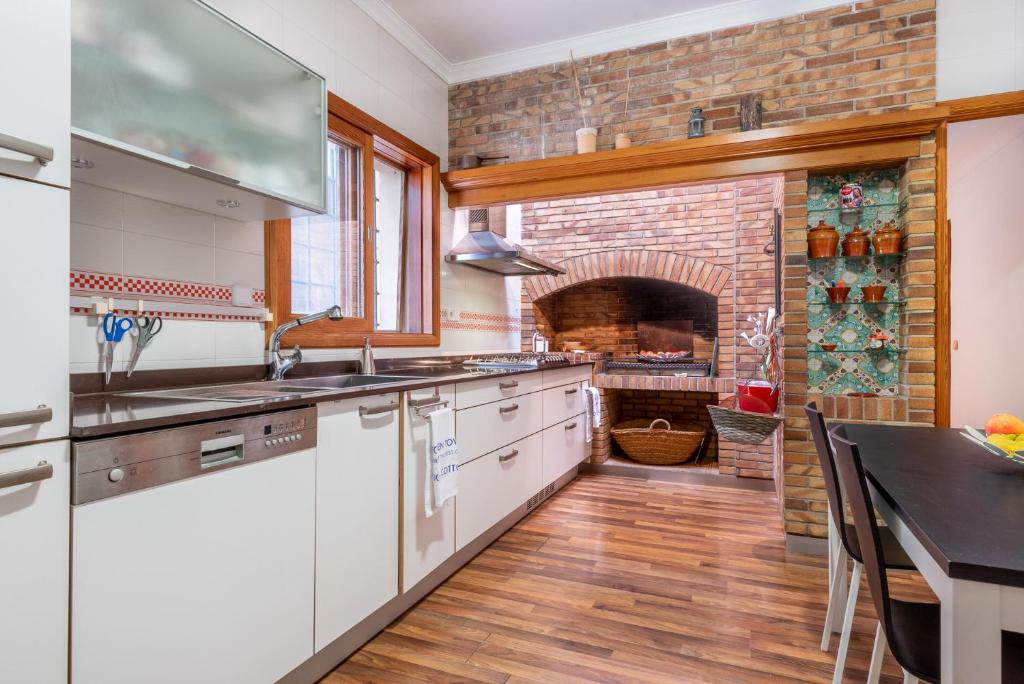 Kuchyň nebo kuchyňský kout v ubytování Villa Sa Punta des Far
