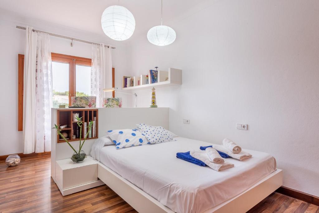 Postel nebo postele na pokoji v ubytování Villa Sa Punta des Far
