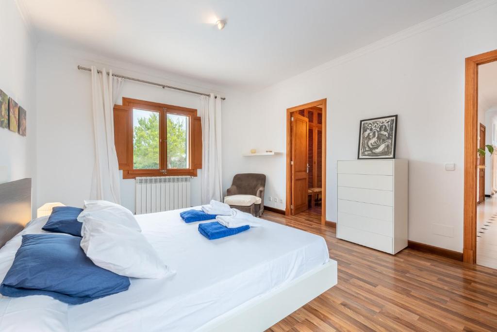 Postel nebo postele na pokoji v ubytování Villa Sa Punta des Far