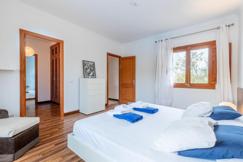 Postel nebo postele na pokoji v ubytování Villa Sa Punta des Far