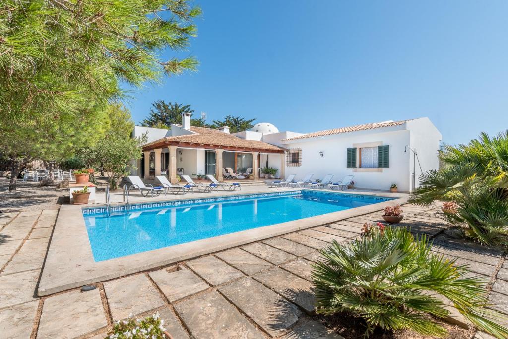 Bazén v ubytování Villa Sa Punta des Far nebo v jeho okolí