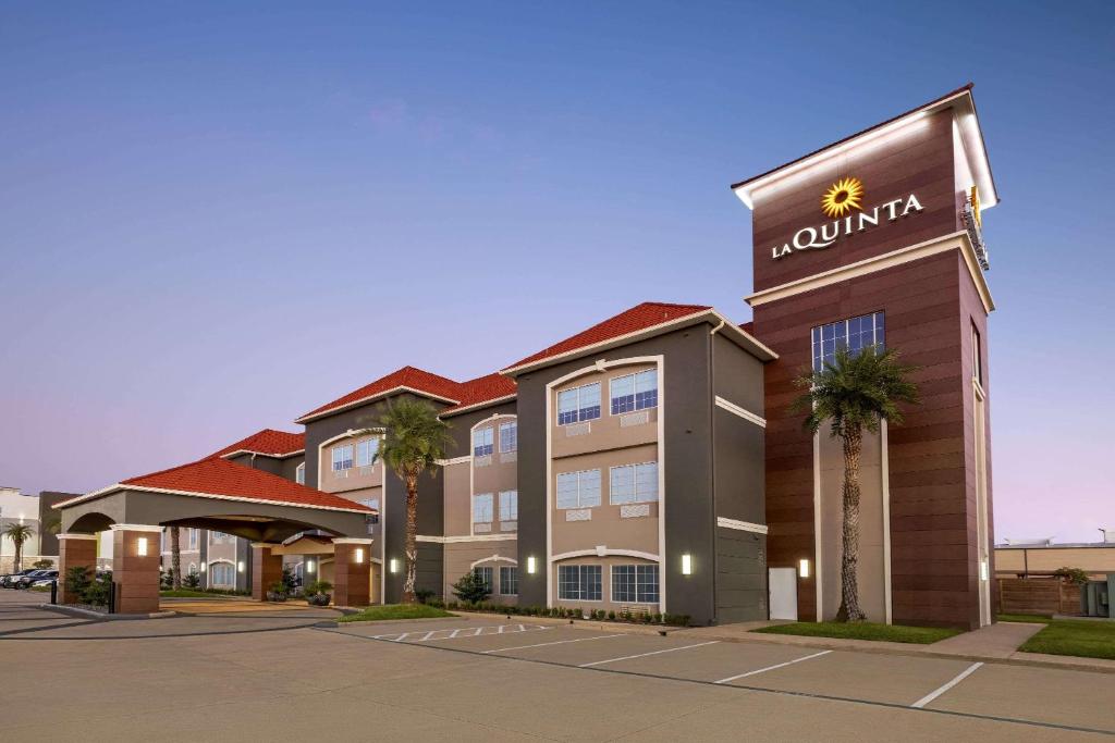 un hotel con un cartel en el lateral de un edificio en La Quinta by Wyndham Port Arthur, en Port Arthur