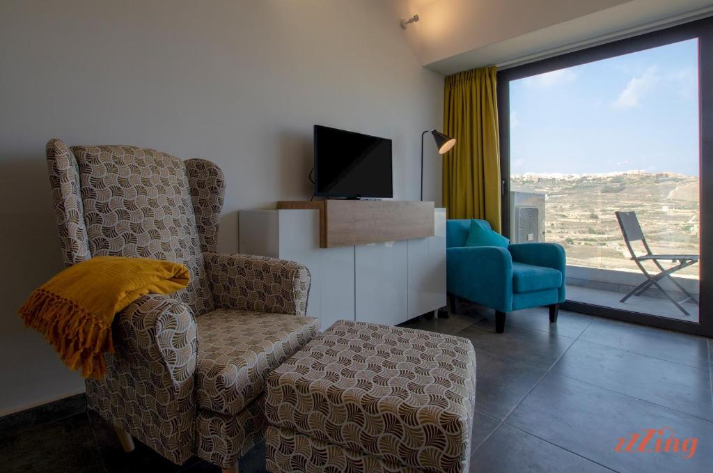 Posezení v ubytování 2 Bed Apartment w Distant Sea and Country Views