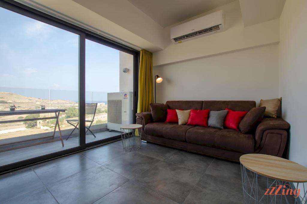 Posezení v ubytování 2 Bed Apartment w Distant Sea and Country Views