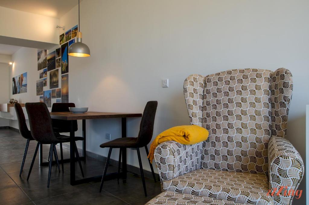 Posezení v ubytování 2 Bed Apartment w Distant Sea and Country Views