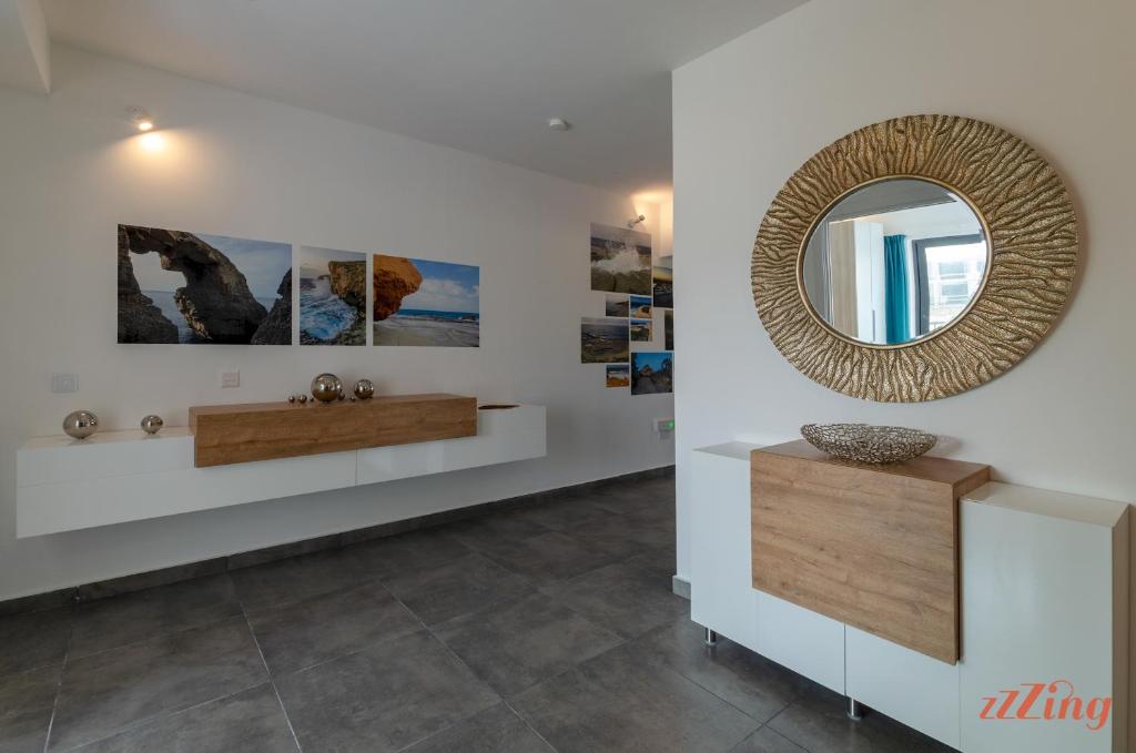 Fotografie z fotogalerie ubytování 2 Bed Apartment w Distant Sea and Country Views v destinaci Marsalforn