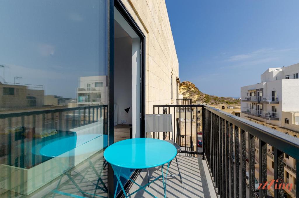 Balkón nebo terasa v ubytování 2 Bed Apartment w Distant Sea and Country Views