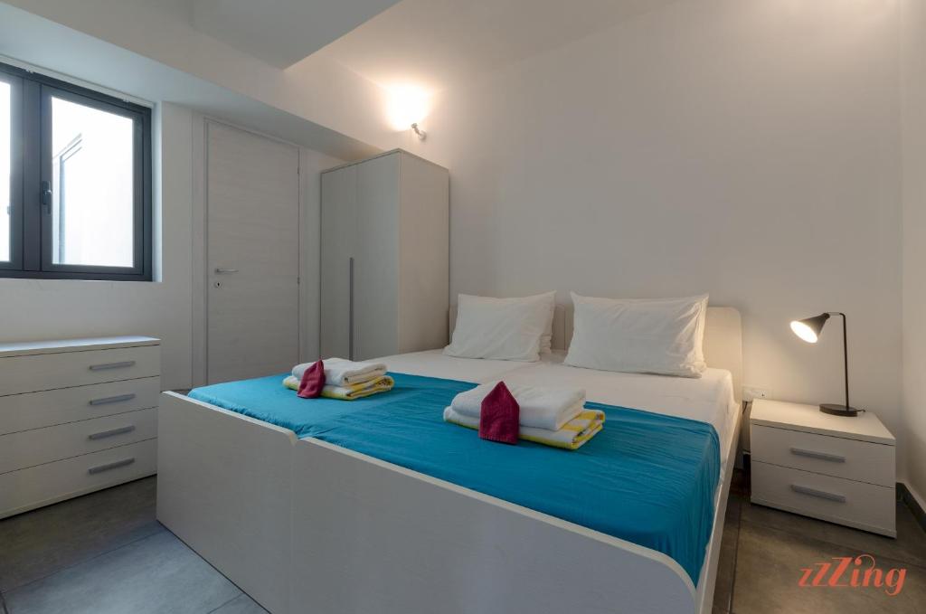 Postel nebo postele na pokoji v ubytování 2 Bed Apartment w Distant Sea and Country Views