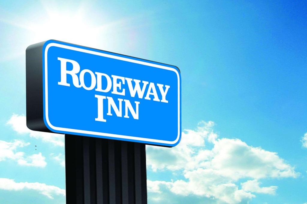 ein blaues Straßenschild an einer Stange in der Unterkunft Rodeway Inn in Richland
