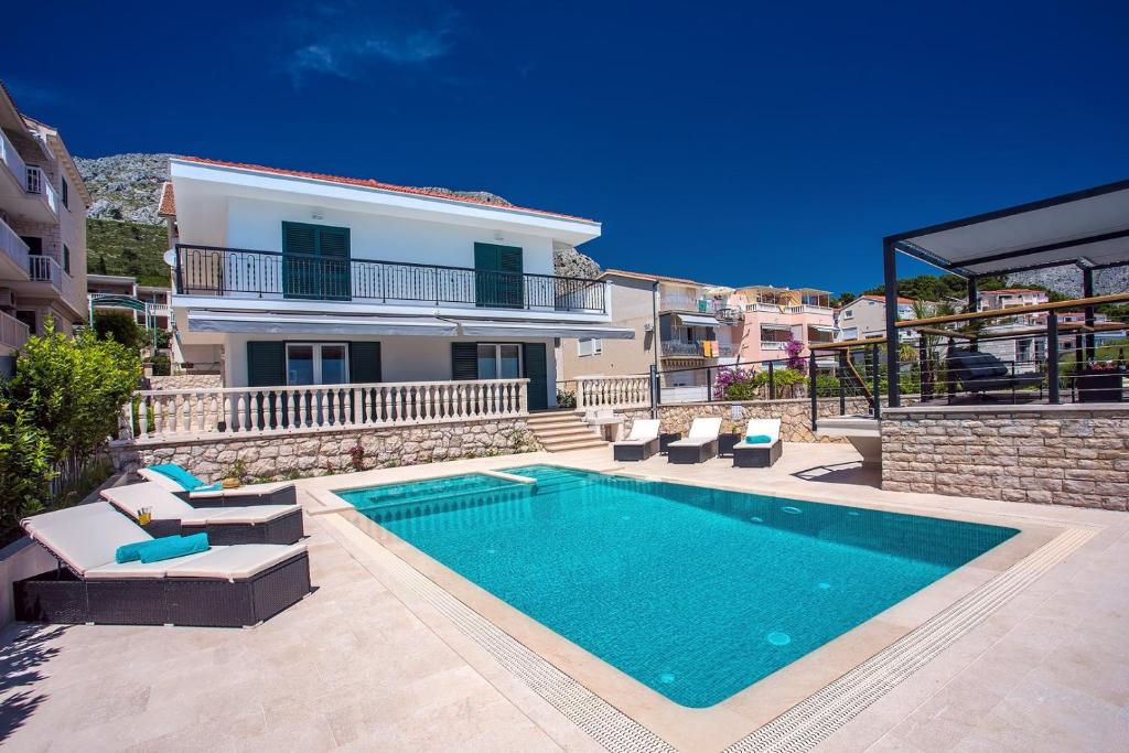 Bazén v ubytovaní Beachfront Villa Draga with 32sqm private, heated pool, 4 bedrooms, sea view alebo v jeho blízkosti
