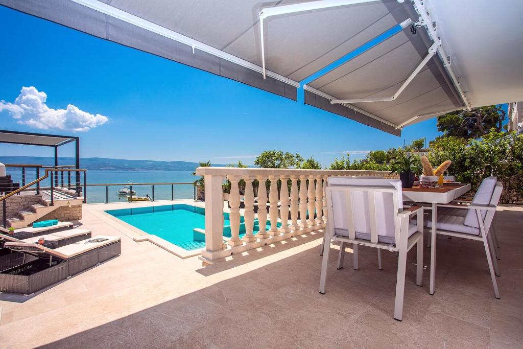 Bazén v ubytovaní Beachfront Villa Draga with 32sqm private, heated pool, 4 bedrooms, sea view alebo v jeho blízkosti