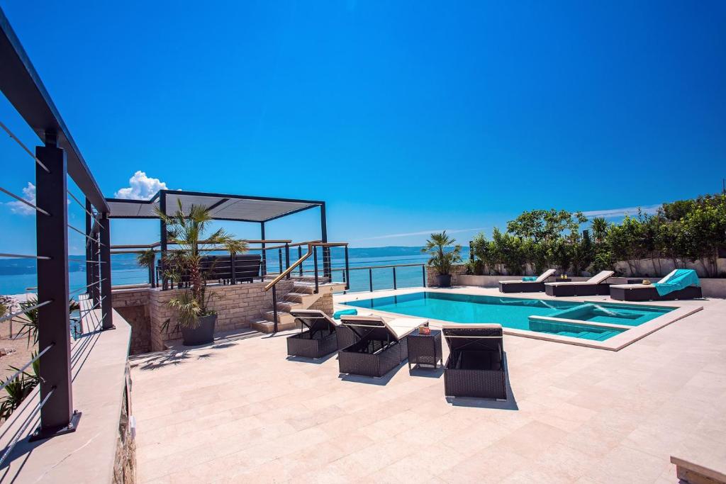 Bazén v ubytovaní Beachfront Villa Draga with 32sqm private, heated pool, 4 bedrooms, sea view alebo v jeho blízkosti