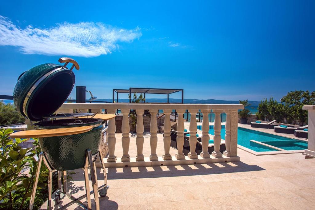 Bazén v ubytovaní Beachfront Villa Draga with 32sqm private, heated pool, 4 bedrooms, sea view alebo v jeho blízkosti