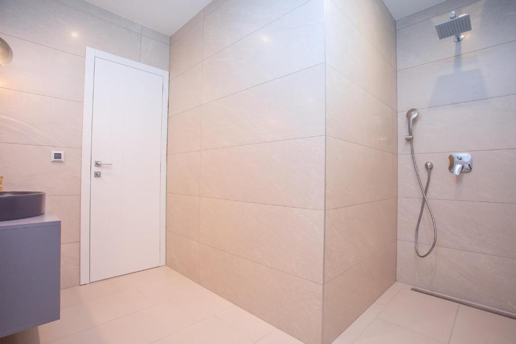 Kúpeľňa v ubytovaní Beachfront Villa Draga with 32sqm private, heated pool, 4 bedrooms, sea view