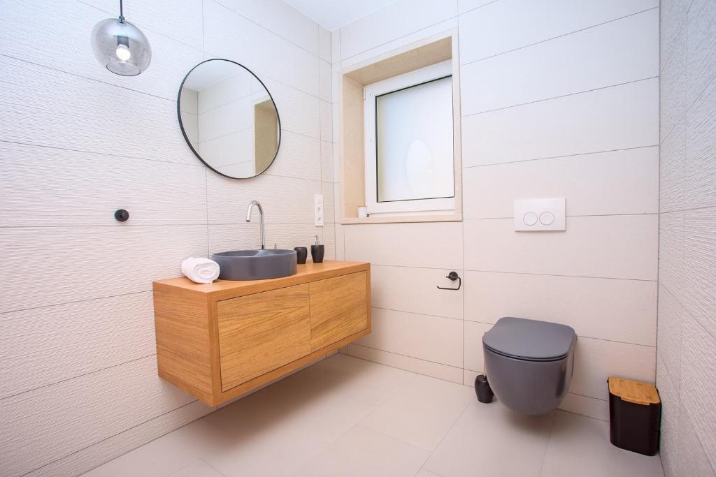 Kúpeľňa v ubytovaní Beachfront Villa Draga with 32sqm private, heated pool, 4 bedrooms, sea view