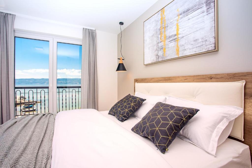Posteľ alebo postele v izbe v ubytovaní Beachfront Villa Draga with 32sqm private, heated pool, 4 bedrooms, sea view
