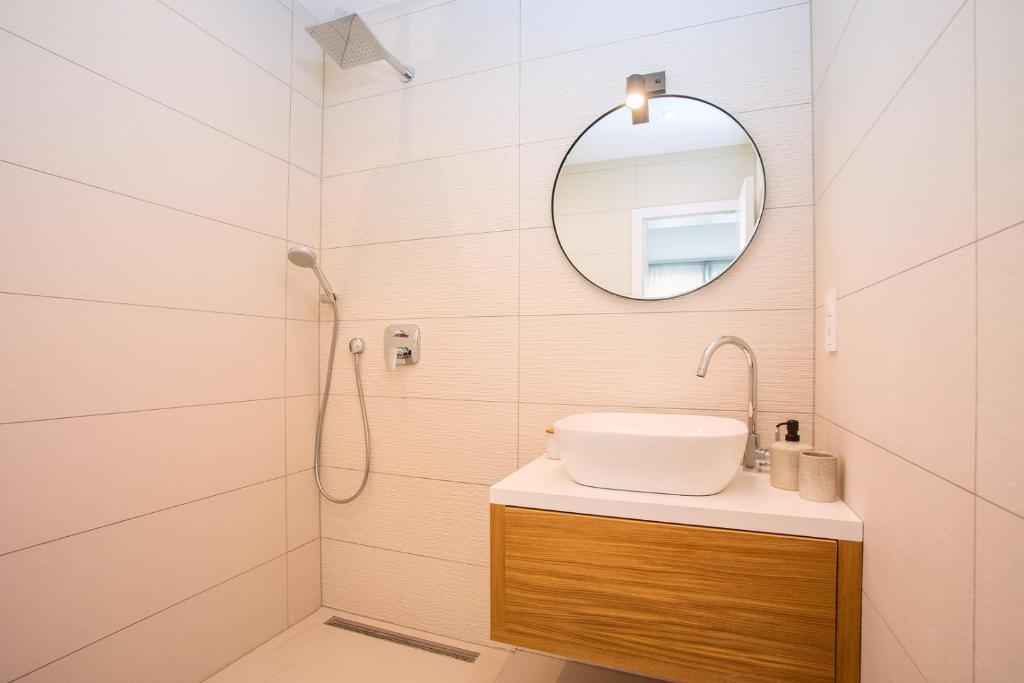 Kúpeľňa v ubytovaní Beachfront Villa Draga with 32sqm private, heated pool, 4 bedrooms, sea view
